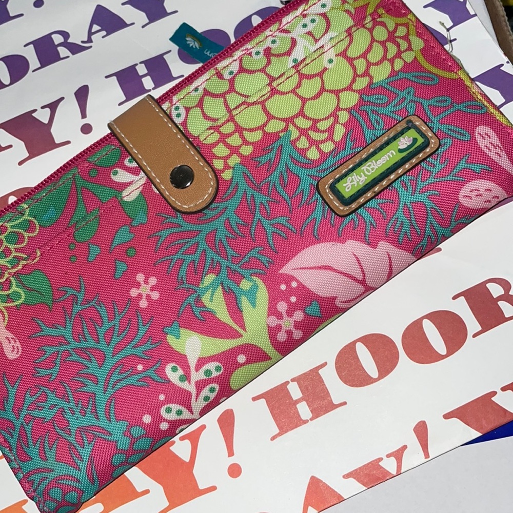 Full size lily bloom wallet pink with floral design